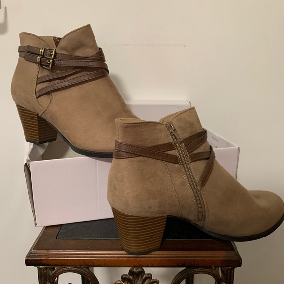 Life Stride Shoes - Life Stride Tan and Brown Ankle Boots